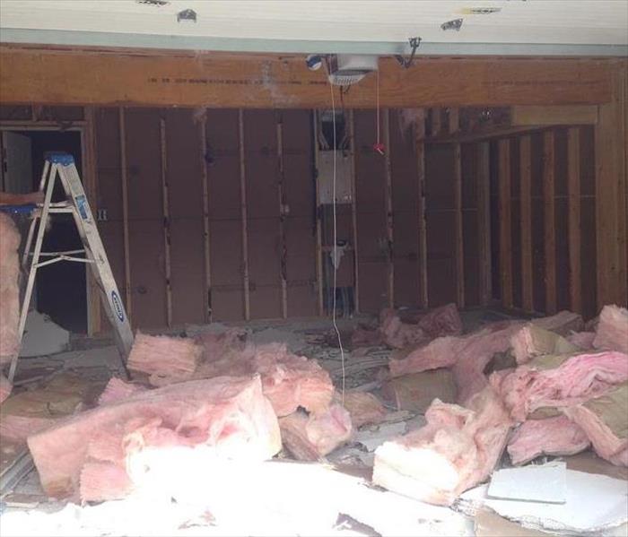 A variety of drywall in a call center. 